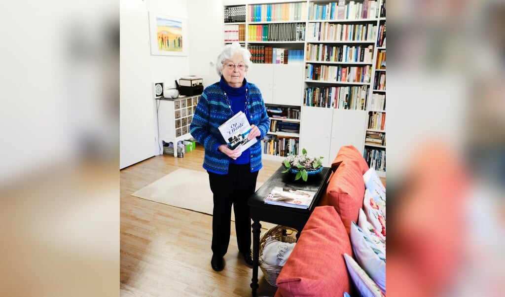Mevrouw C.W. (Wil) de Vries-Meijer met een boek over 't Harde waarin ze een hoofdstuk heeft geschreven. (beeld Dick Vos)