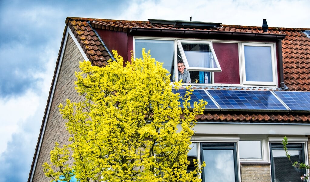 Arjen Bezemer is met zijn huis in Overvecht-Noord milieubewust bezig, maar gasloos worden vergt extra investering. (beeld Raymond Rutting)