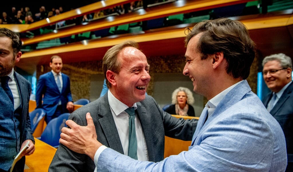 Kees van der Staaij (SGP) met FVD-leider Thierry Baudet op de dag na Provinciale Statenverkiezingen in 2019. (beeld anp / Robin Utrecht)
