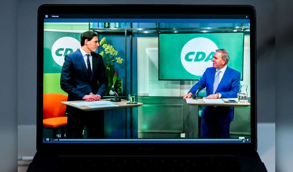 Lijsttrekker Wopke Hoekstra en partijvoorzitter Rutger Ploum tijdens het digitale CDA-verkiezingscongres, gezien op een beeldscherm. (beeld anp / Remko de Waal)