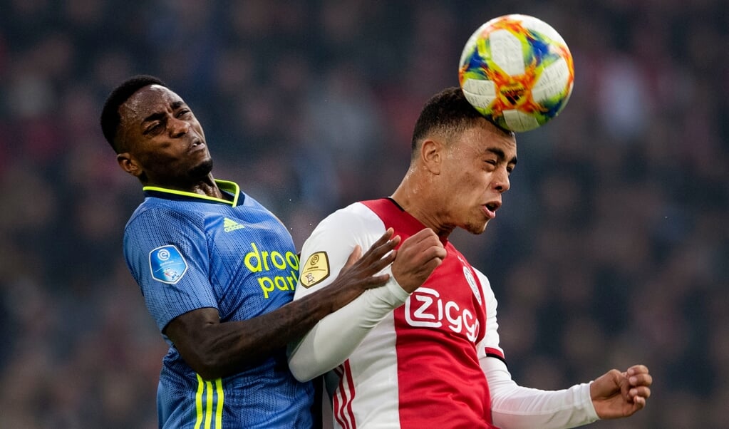 Sergino Dest van Ajax in duel met Ridgeciano Haps van Feyenoord. Ajax won in de Johan Cruijff Arena de meest recente Klassieker op 27 oktober 2019 met 4-0 van Feyenoord. (beeld anp / Olaf Kraak)