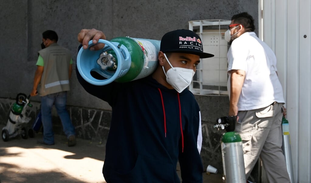 Een rij voor het bijvullen van zuurstoftanks in Mexico City. Mexico heeft als vierde land in de wereld melding gemaakt van meer dan 150.000 doden door het coronavirus. (beeld afp / Rodrigo Arangua)