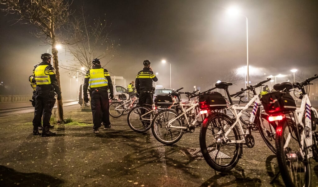 De politie controleert het vuurwerkverbod in Scheveningen. Om extra druk op de zorg te voorkomen, was het verboden om vuurwerk af te steken. (beeld anp / Remco Koers)