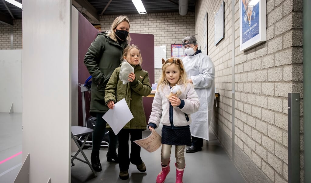 Twee meisjes uit de gemeente Lansingerland krijgen een oorkonde en een knuffel na te zijn getest op het coronavirus. Na een uitbraak van de Britse variant in Bergschenhoek, worden alle inwoners van de regio opgeroepen zich te laten testen. (beeld anp / Koen van Weel)