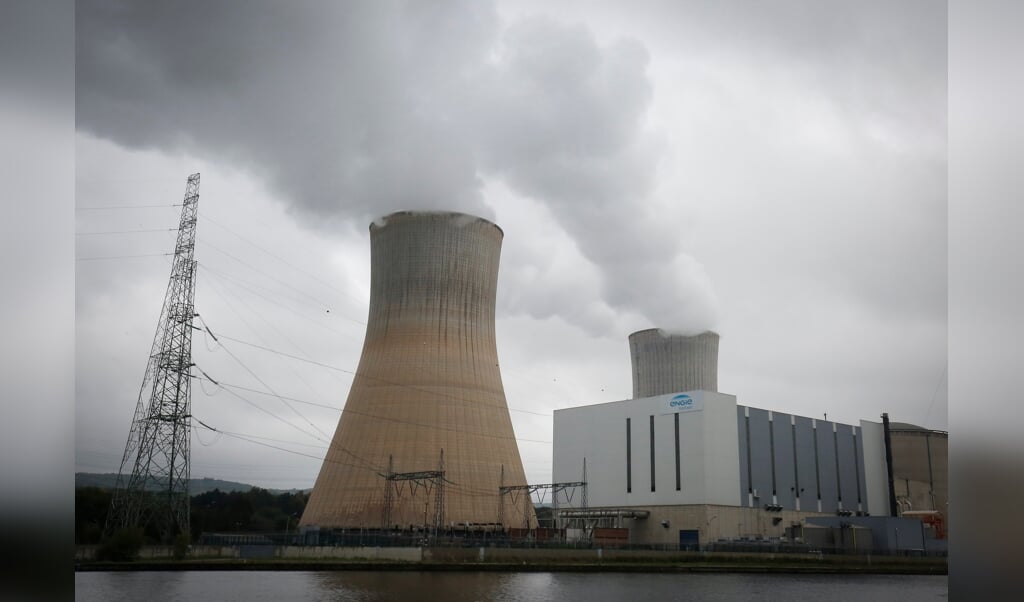 2017-10-08 10:45:14 epa06251929 An outside view of the Electrabel-Engie nuclear power plant in Tihange, Belgium, 08 October 2017. On June 25, 2017, 50000 citizens made their way through 90 km from Tihange to Aachen via Liege and Maastricht with the hands clenched in a long human chain to demand the immediate cessation of the reactors Tihange 2 and Doel 3. EPA/JULIEN WARNAND (beeld Epa/julien Warnand)