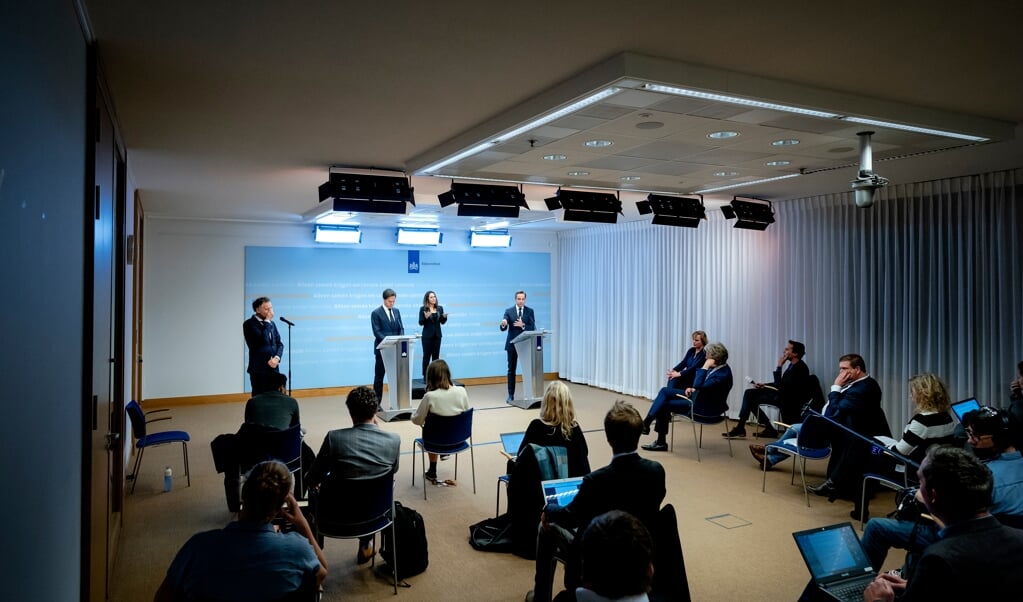 Mark Rutte en minister Hugo de Jonge kondigden woensdag een set nieuwe maatregelen aan. (beeld anp / Bart Maat)