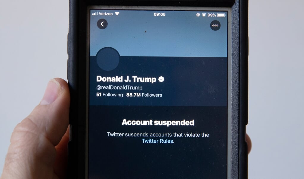 Beeldscherm van een mobiele telefoon, met de mededeling dat Twitter het account van president Donald Trump buiten werking heeft gesteld. (beeld Chaos and Several Fatalities. Twitter Issued a Statement Saying the Company 'permanently Suspended the Account due to the Risk of Further Incitement of Violence'. Epa/michael Reynolds)