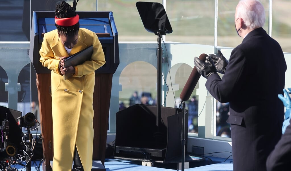 2021-01-20 11:35:19 epa08953351 US President Joe Biden applauds after Amanda Gorman recited a poem during his inauguration as the 46th President of the United States on the West Front of the U.S. Capitol in Washington, DC, USA, 20 January 2021. Biden won the 03 November 2020 election to become the 46th President of the United States of America. EPA/JONATHAN ERNST / POOL (beeld epa / Jonathan Ernst / Pool)