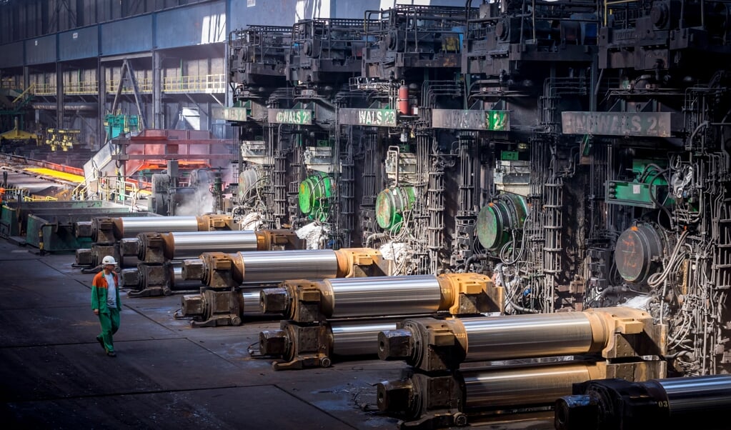 Het staalbedrijf Tata Steel. Vaclav Smil: ‘In Europa wil iedereen overstappen op honderd procent groen en het liefst volgende week al. Welnu, staal zit in alles: gebouwen, bruggen, auto’s, álles.' (beeld anp / Lex van Lieshout)