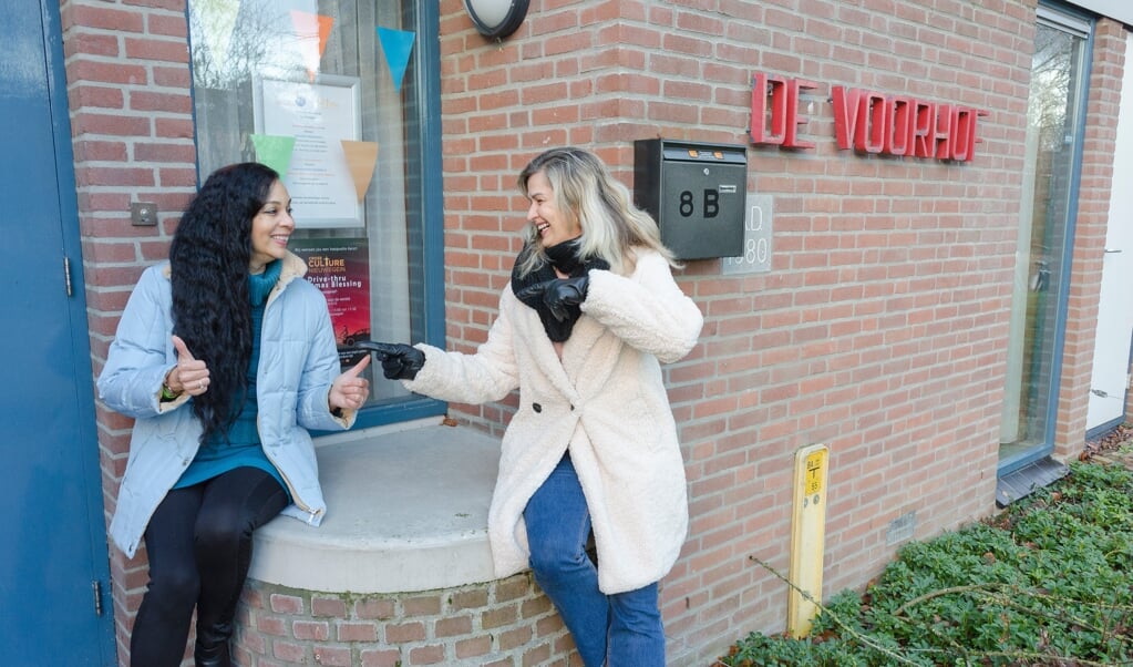 Marlyn Jane Weerden (links) en Tamsen Pardi bij De Voorhof, het gebouw van Cross Culture. (beeld Margot Berends)