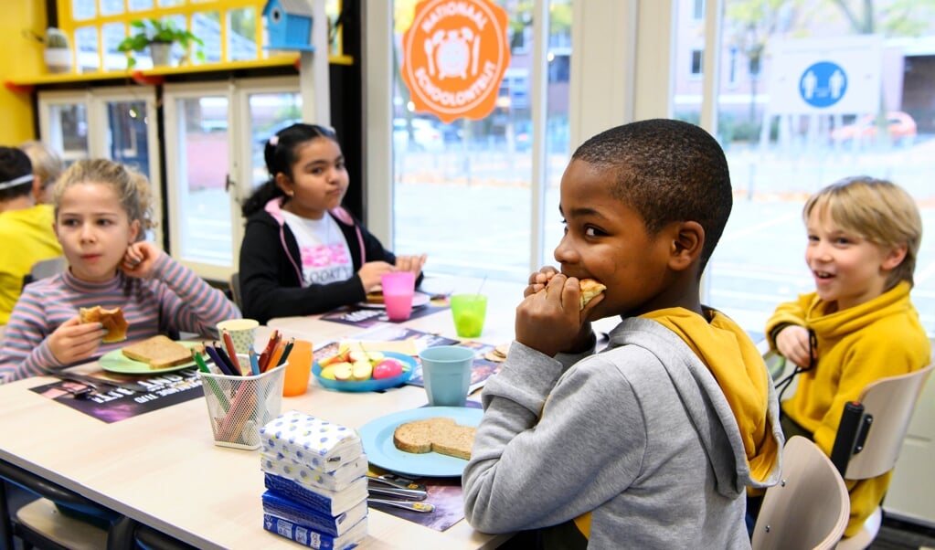 Het Nationaal Schoolontbijt op een basisschool in Hilversum, november 2020. 'In een gezonde samenleving mag niemand zich buitengesloten voelen', schrijft de Haagse onderwijswethouder Hilbert Bredemeijer. (beeld anp / Olaf Kraak)