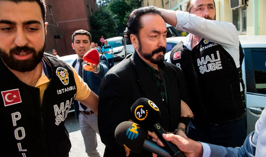 Op 11 juli 2018 arresteerde de Turkse politie Adnan Oktar. (beeld / afp Photo / Dogan News Agency / - / Turkey out)