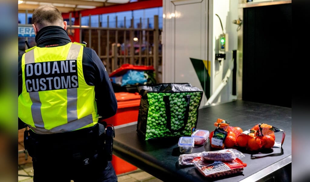Douanepersoneel controleert de inhoud van voertuigen uit Groot-Brittannië. (beeld anp / Sander Koning)