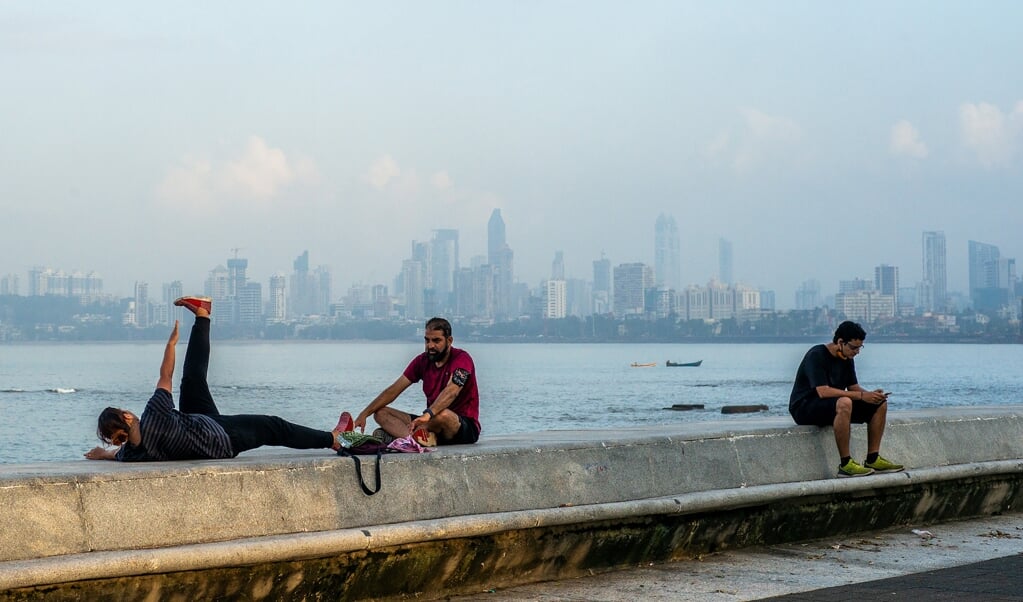 Inwoners van de Indiase havenstad Mumbai doen yogaoefeningen, september 2020. Een Indiaas kerkverband oordeelde dat yoga, hoewel het ‘positieve effecten’ kan hebben, een christen nooit tot een diepere relatie met God kan brengen. (beeld afp / Jewel Samad)