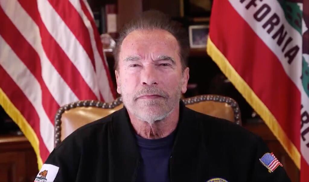 Arnold Schwarzenegger oogst veel lof voor zijn speech waarin de Hollywood-acteur frontaal de aanval inzet op president Trump. (beeld Twitter)
