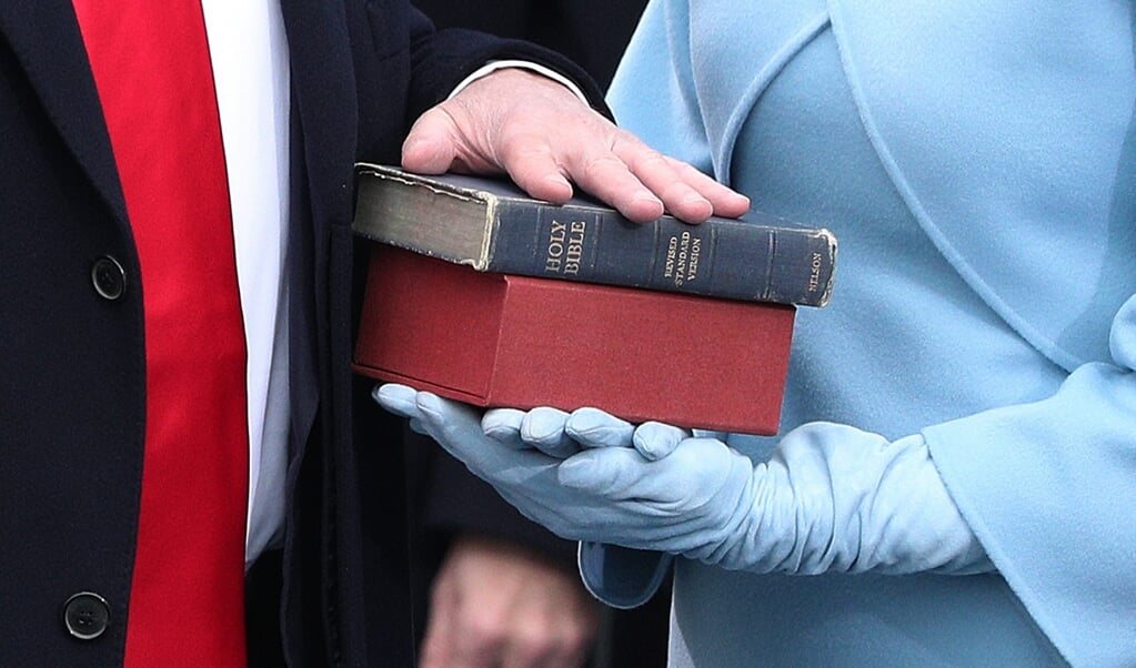 President Donald J. Trump legt op 20 januari 2017 de eed af op de Bijbel tijdens zijn inauguratie als 45e president van de Verenigde Staten. (beeld Epa/justin Lane)