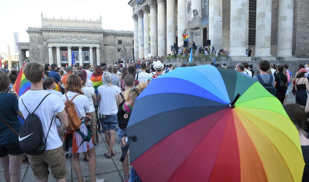Demonstratie afgelopen zomer in Warschau onder het motto 'You never walk alone! Solidariteit tegen queerfobie', om solidariteit te betuigen met de LHBT-gemeenschap in Polen, na de arrestatie van een LHBT-activist. (beeld Epa/radek Pietruszka )