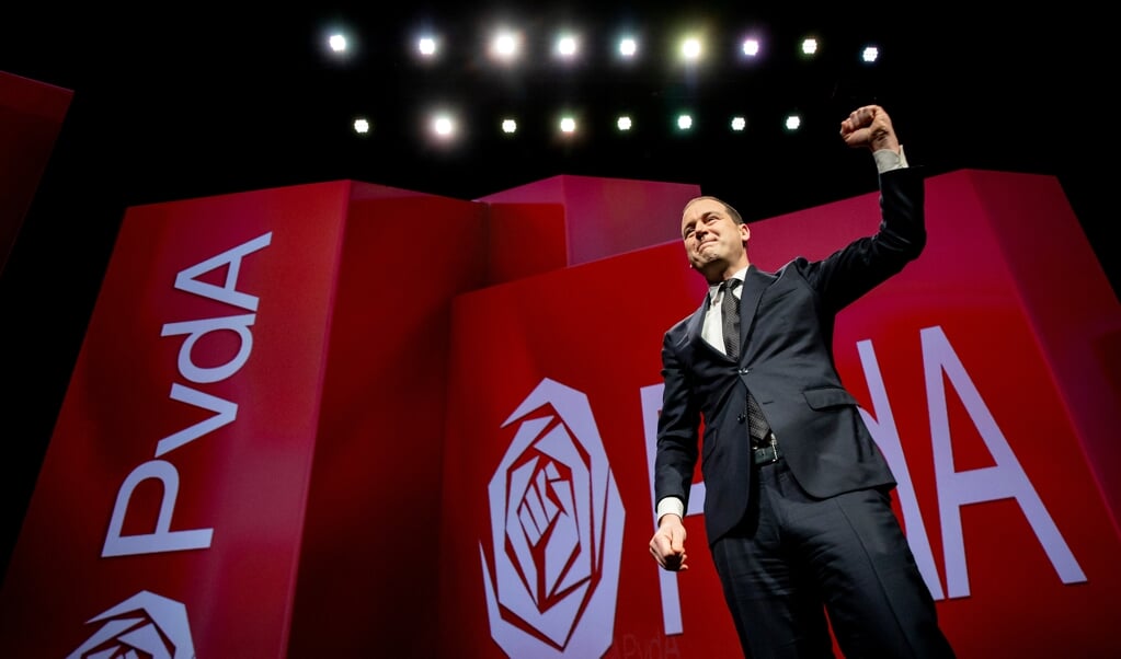 Politiek leider Lodewijk Asscher tijdens een toespraak op het congres van de PvdA. (beeld anp / Koen van Weel)
