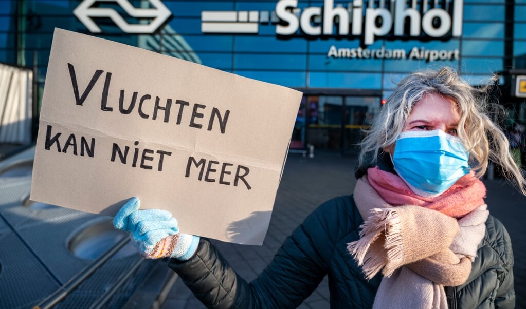 Een protestactie van de internationaal opererende actiegroep Extinction Rebellion bij luchthaven Schiphol, december 2020. Het Europees parlement heeft in een klimaatwet vastgesteld de handel in emissierechten, bedoeld om de uitstoot van broeikasgassen terug te dringen, uit te breiden tot de lucht- en scheepvaart. (beeld anp / Evert Elzinga)