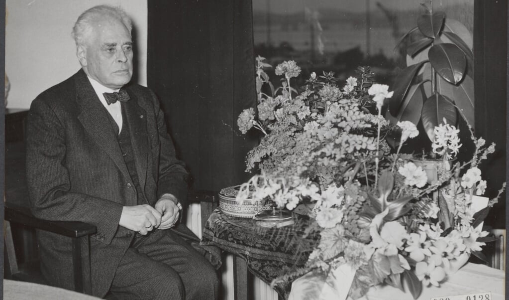 VVD-leider Pieter Oud viert op 5 december 1956 zijn zeventigste verjaardag. (beeld Nationaal Archief )