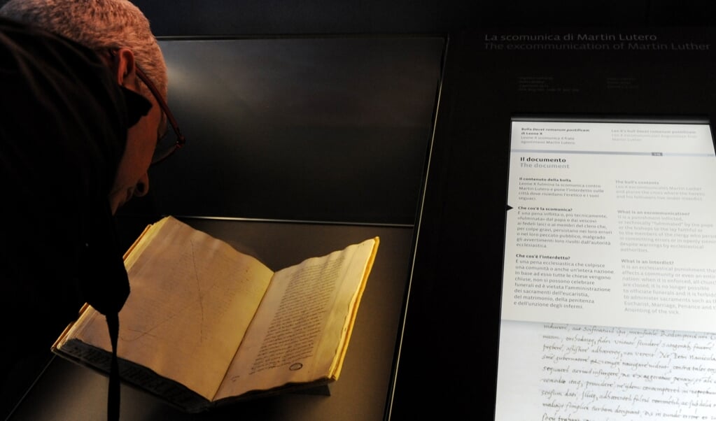 Een kopie van de excommunicatiebul zoals die zich in de Vaticaanse archieven bevindt. Maarten Luther verbrandde het origineel. (afp / Tiziana Fabi)