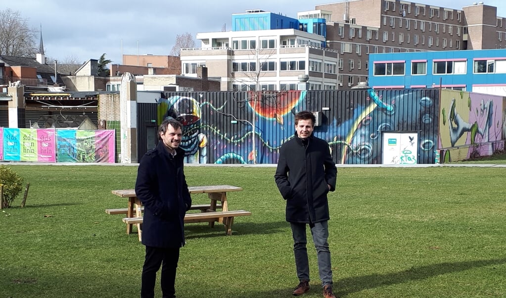 Sommige open plekken in Heerlen doen denken aan Berlijn. Jan Rademaker, adviseur woningmarkt van Parkstad Limburg, en de Heerlense wethouder Jordy Clemens, schetsen de toekomstplannen. (beeld nd)