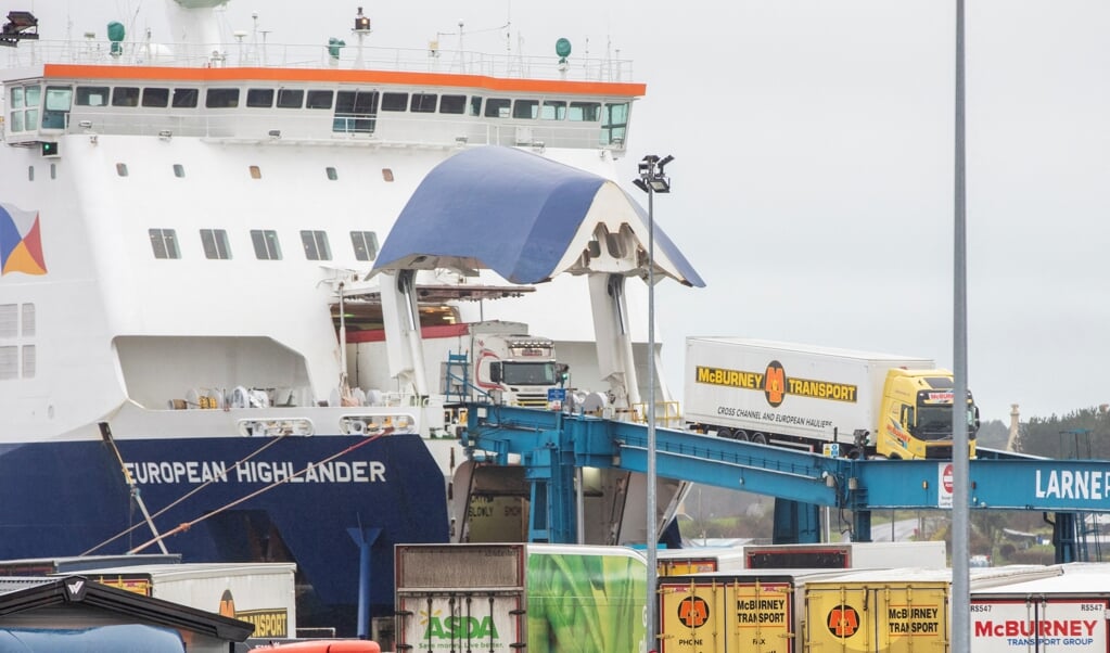 De haven van Larne, bij Belfast. Goederen die hier vanuit Schotland aankomen, gelden ineens als buitenlandse import. (beeld afp)