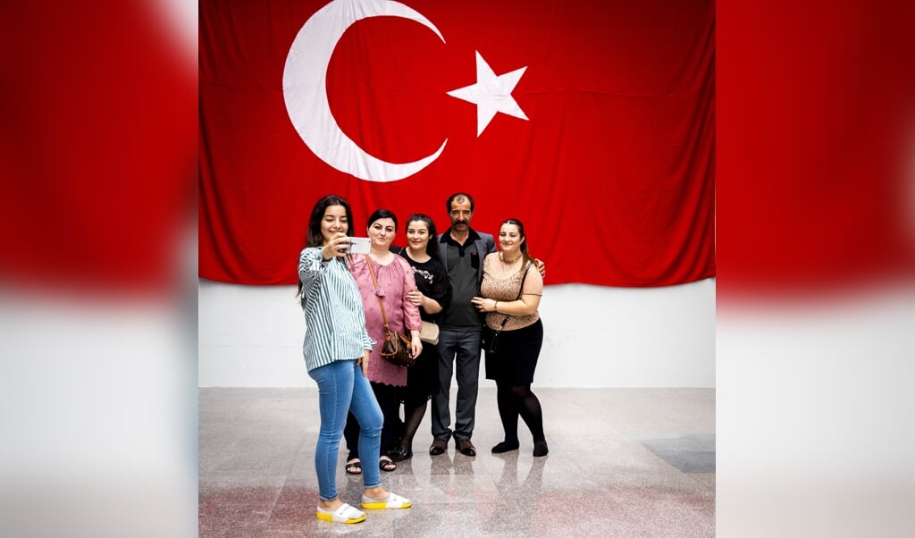 Met steun aan jihadisme en salafisme zou de Turkse president Erdogan een groot deel van de Turkse jeugd in Nederland van zich vervreemden. Hier Turkse Nederlanders die hun stem hebben uitgebracht bij de presidents- en parlementsverkiezingen van 2018. (beeld anp / Jerry Lampen)