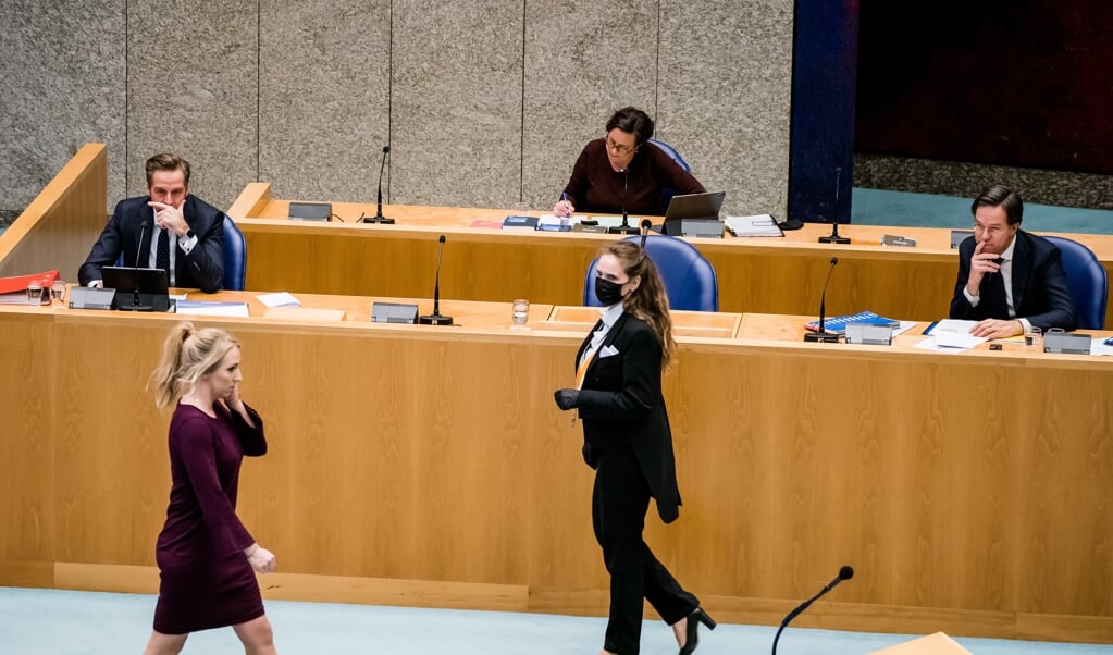 Lilian Marijnissen (SP) loopt na haar openingsbijdrage langs de demissionaire ministers Rutte, De Jonge en Van Ark. (beeld anp / Bart Maat)