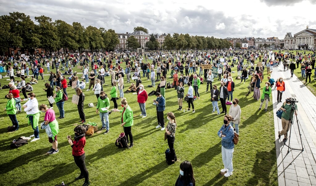 Demonstratie in Amsterdam om vluchtelingen uit Griekenland op te vangen. (beeld anp / Remko de Waal)