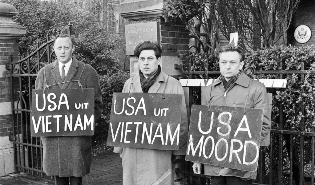 PSP-Kamerleden Lankhorst, Van der Spek en Van der Lek protesteren tegen de Vietnamoorlog, 1967. (beeld anp)