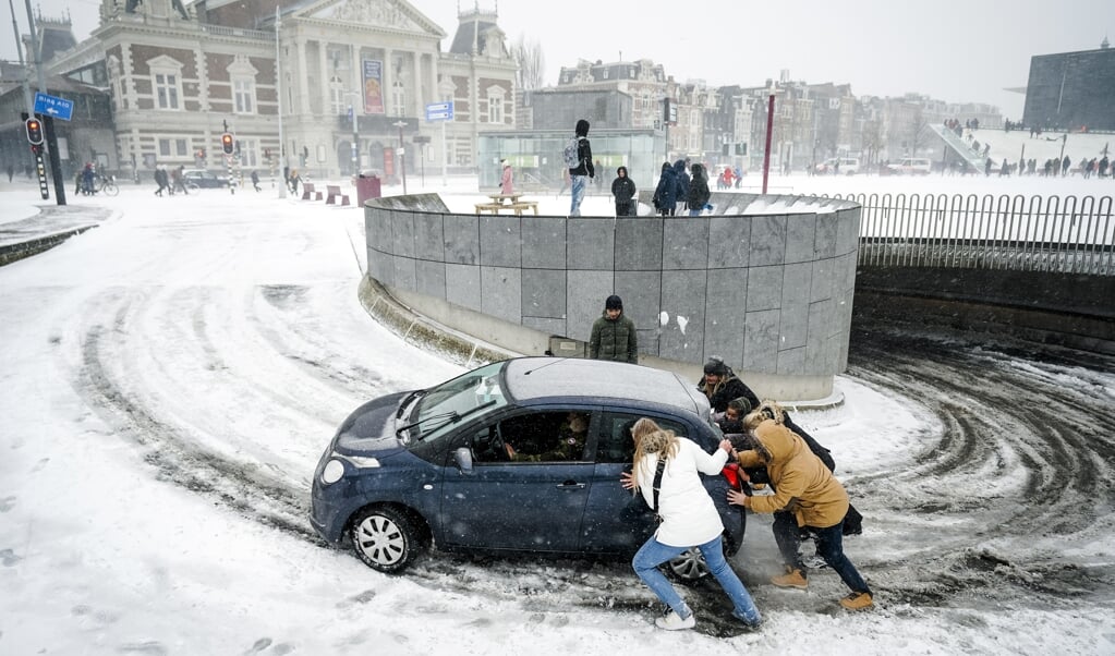 Een auto wordt voortgeduwd bij de helling van een parkeergarage bij het Museumplein. (beeld anp / Jeroen Jumelet)