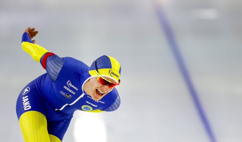 Nils van der Poel op weg naar het wereldrecord op de 10.000 meter in Thialf. (beeld anp / Koen van Weel)
