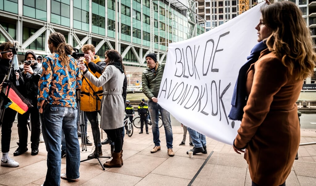 Protestgroep Viruswaarheid demonstreert tegen de avondklok, bij het gerechtshof in Den Haag. 'Er zijn veel mensen met een mening, vaak een heel stevige, over de maatregelen die genomen worden om corona onder controle te krijgen.' (beeld anp / Remko de Waal)