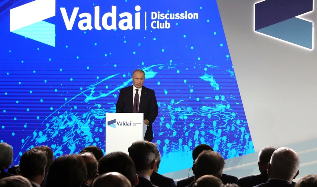 President Vladimir Putin maakt ieder jaar zijn politieke inzichten bekend op de Valdai Discussie Club. Valdai-directeur Fjodor Loekjanov, minister van Buitenlandse Zaken Sergei Lavrov en president Putin hebben deze week de nieuwe lijn van Rusland tegenover het Westen geformuleerd: blijf weg als je geen ruzie wilt, want we willen jullie niet langer zien, (beeld epa / Michael Klimentyev)