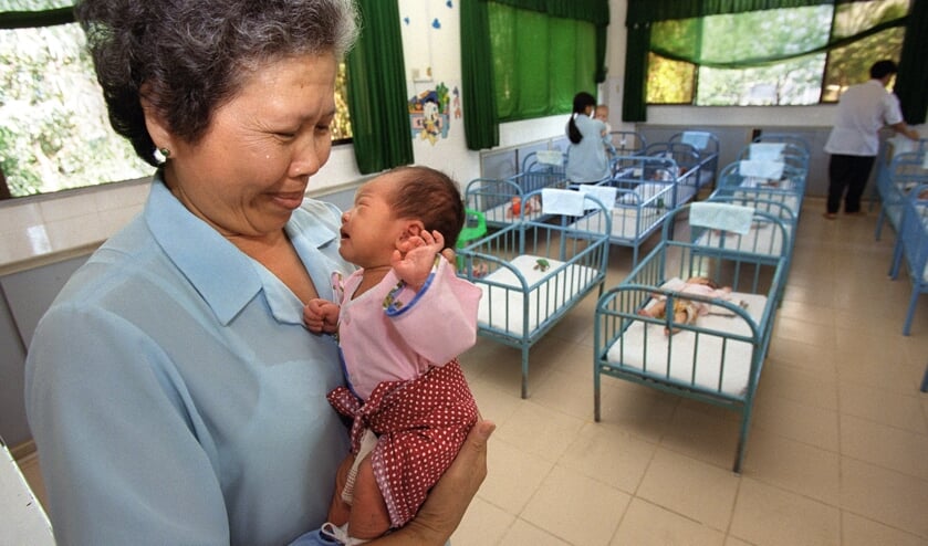 Er zijn veel misstanden in de wereld van adoptie, blijkt uit onderzoek. (beeld afp / Hoang Dinh nam
)