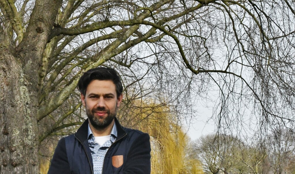 Bomenmakelaar Roy Wouters: 'De verhuizing van de boom zelf managen hoort er niet bij, dat is bijna een dagtaak.' (beeld Theo Haerkens)