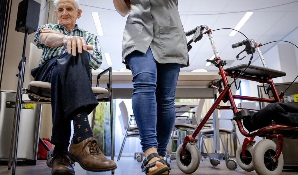 Het aantal besmettingen in verpleeghuizen lijkt te dalen, maar verpleeghuisorganisaties zijn voorzichtig met versoepelingen. (beeld anp / Robin van Lonkhuijsen)