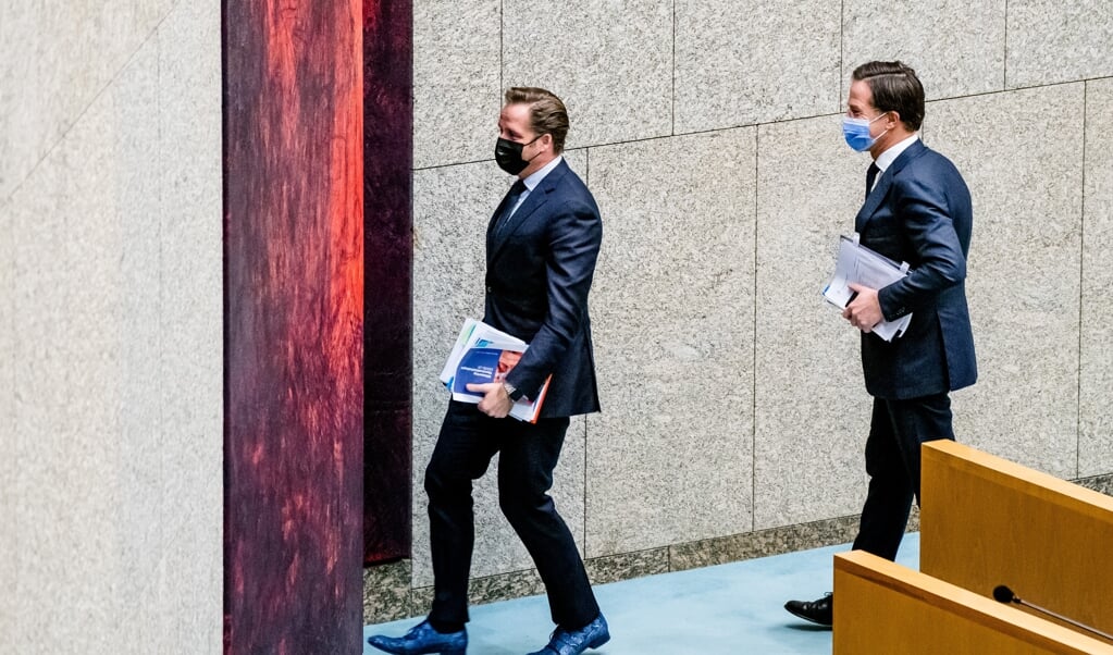 Demissionair Minister Hugo de Jonge van Volksgezondheid, Welzijn en Sport en Demissionair premier Mark Rutte in de Tweede Kamer. (beeld anp / Bart Maat)
