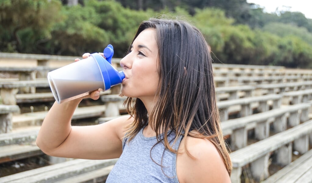 Gezonde maaltijdvervangers zouden volgens de Consumentenbond veel eiwitten moeten bevatten. (beeld istock)