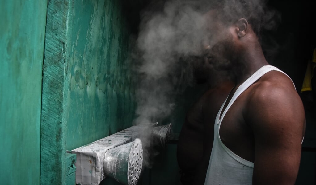 Kruidendokter Masafiri Mjema heeft een sauna-achtige ruimte geïnstalleerd waar voorbijgangers voor 35 eurocent tien minuten stoom kunnen inademen. (beeld afp / Ericky Boniphace)