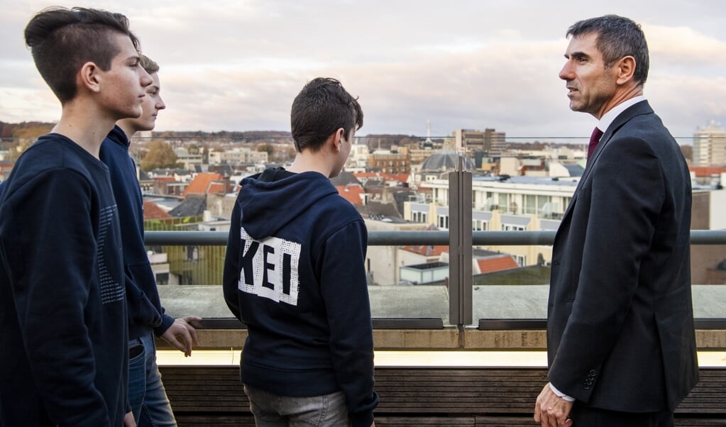 November 2018 bezocht staatssecretaris Paul Blokhuis (r.) het cultureel centrum Rozet Arnhem, waar leerlingen van de christelijke middelbare school Guido hun maatschappelijke diensttijd vervullen. (beeld anp / Piroschka van de Wouw)