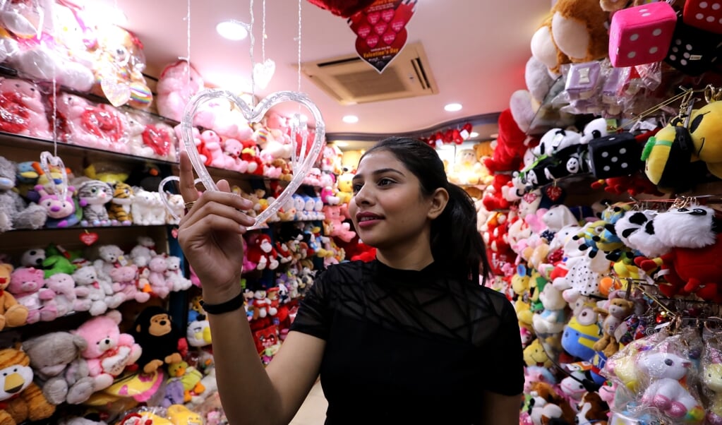 Valentijnsdag wordt inmiddels zo ongeveer over de hele wereld gevierd. Deze winkel is in Bhopal, India. (beeld epa / Sanjeev Gupta)