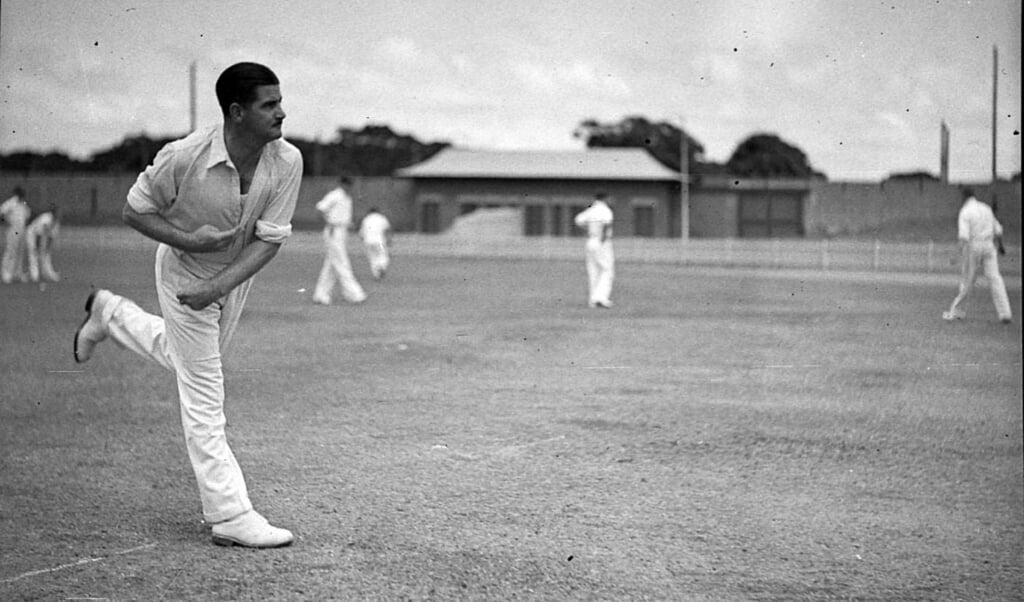 'Chuck' Fleetwood-Smith in actie, 19 februari 1938. (beeld state library of new south wales / Sam Hood)