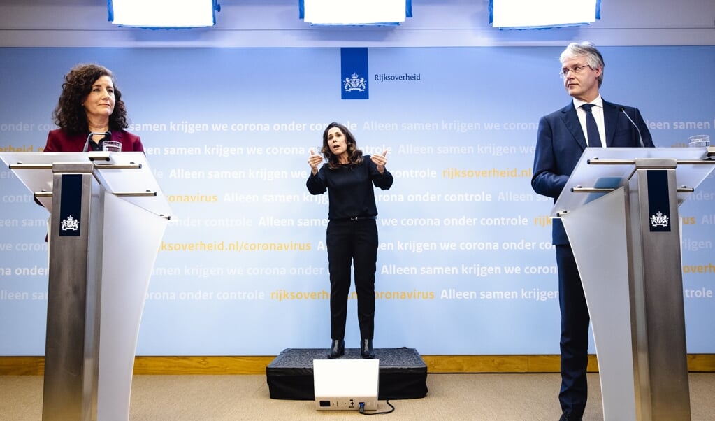 Ingrid van Engelshoven, demissionair minister van Onderwijs, Cultuur en Wetenschap, en Arie Slob, demissionair minister voor Basis- en Voortgezet Onderwijs en Media, presenteren een nationaal programma tegen achterstanden in het onderwijs. (beeld anp / Sem van der Wal)