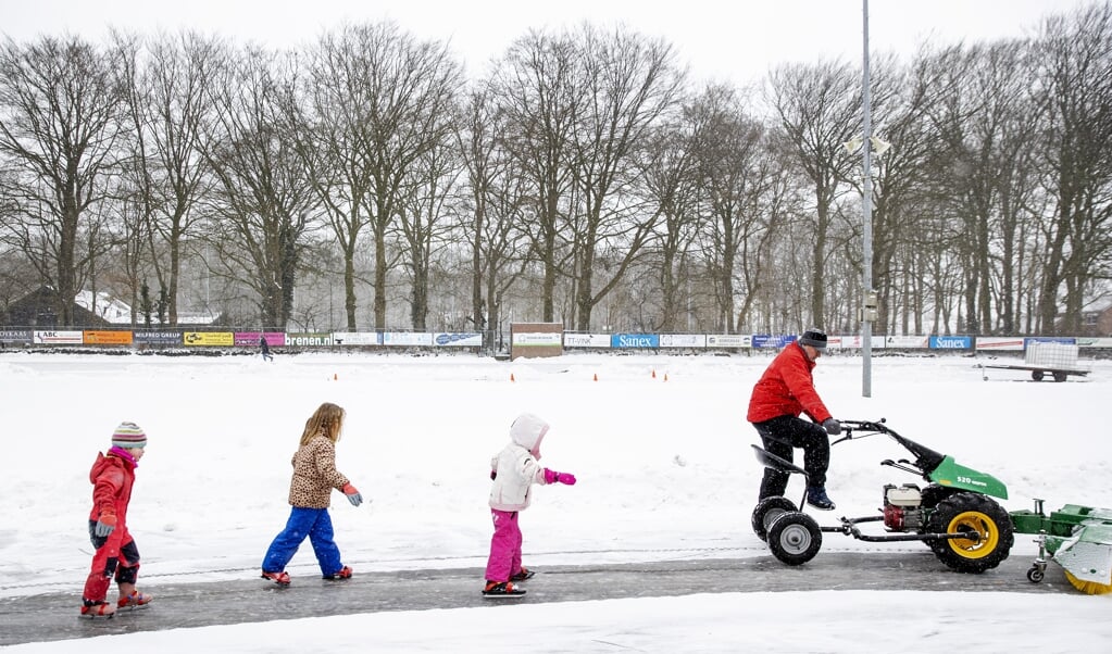 Jeugdleden van de de Doornsche IJsclub konden maandag het ijs op. (beeld anp / Robin van Lonkhuijsen)