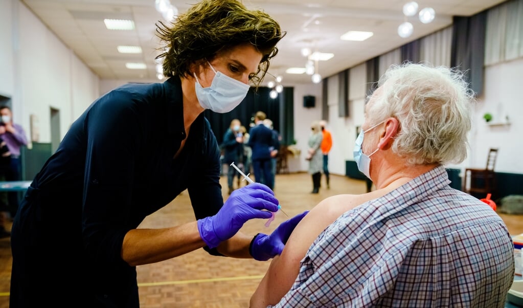 Een anti-coronavaccinatie. De personen op de foto zijn niet degenen over wie het artikel gaat. (beeld anp / Marco de Swart)