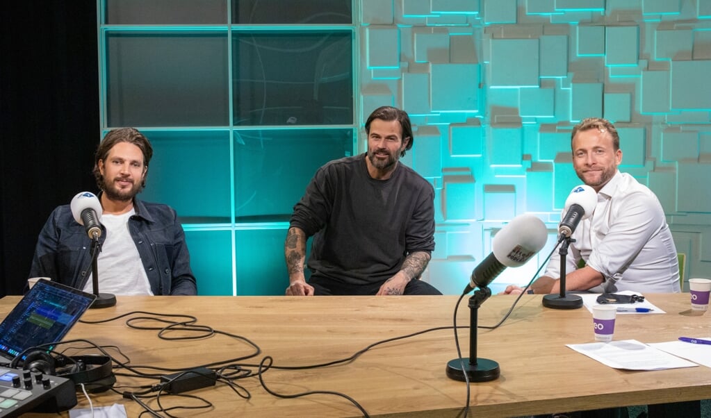 In de laatste finaleaflevering van dit eerste seizoen van Goed Werk hoor je of de stereotypen over jobhoppende millennials kloppen, in hoeverre De Vooravond-presentator Renze Klamer (l) in het millennialhokje past en wat je met al die millennialeigenschappen moet volgens ‘millennioloog’ Thijs Launspach (r). (beeld nd)
