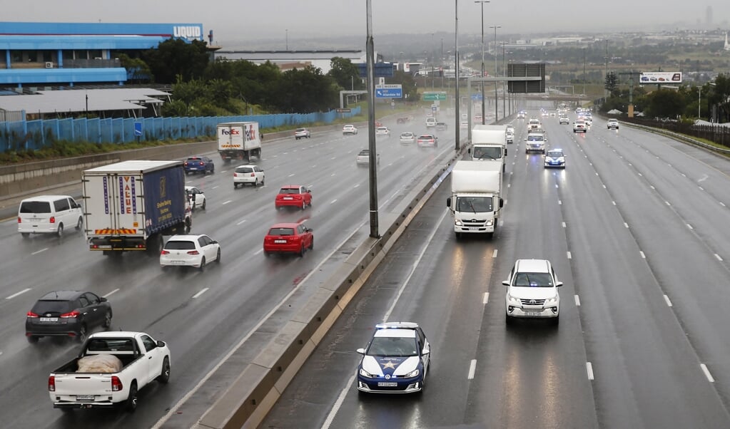 Op 1 februari had Zuid-Afrika een miljoen doses van het coronavaccin van AstraZeneca ontvangen. Op de foto worden die onder bewaking vervoerd. (beeld afp / Phill Magakoe)