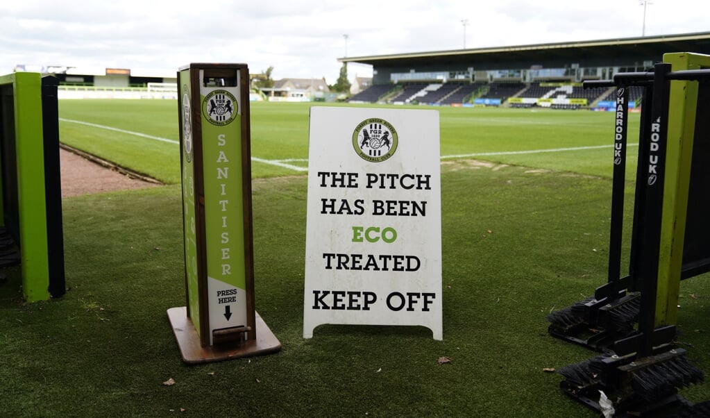 De geur van het stadion van Forest Green Rovers wordt, dankzij de koeienmest, omschreven als 'levendig'. (beeld epa / Will Oliver)